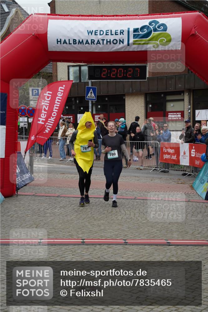 04.05.2025 - 8. Wedeler Halbmarathon Felixshl http://msf.ph/oto/7835465 04.05.2025 12:20:25 Ziel 677, 780, 781 meine-sportfotos.de