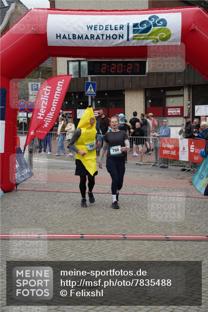 04.05.2025 - 8. Wedeler Halbmarathon Felixshl http://msf.ph/oto/7835488 04.05.2025 12:20:25 Ziel 677, 780, 781 meine-sportfotos.de