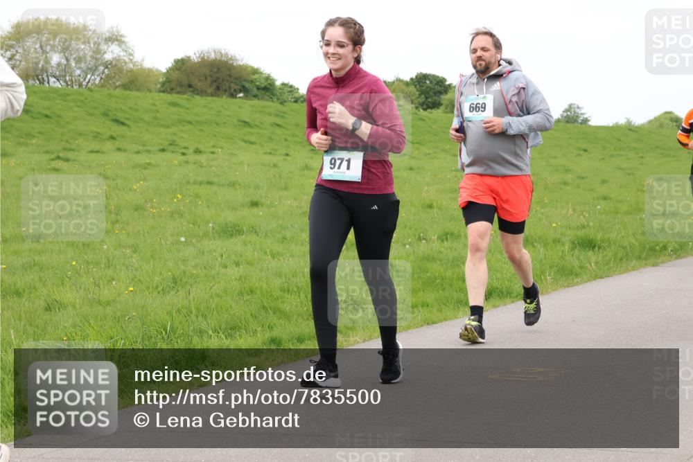 04.05.2025 - 8. Wedeler Halbmarathon Lena Gebhardt http://msf.ph/oto/7835500 04.05.2025 11:27:45 Laufen 971, 669 meine-sportfotos.de