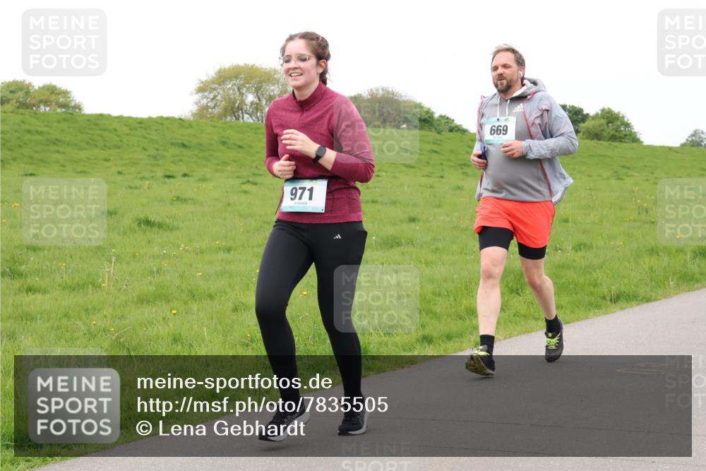 04.05.2025 - 8. Wedeler Halbmarathon Lena Gebhardt http://msf.ph/oto/7835505 04.05.2025 11:27:46 Laufen 971, 669 meine-sportfotos.de