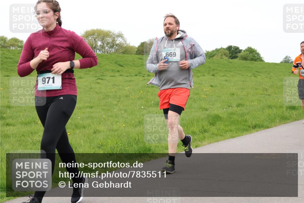04.05.2025 - 8. Wedeler Halbmarathon Lena Gebhardt http://msf.ph/oto/7835511 04.05.2025 11:27:46 Laufen 971, 669, 10 meine-sportfotos.de