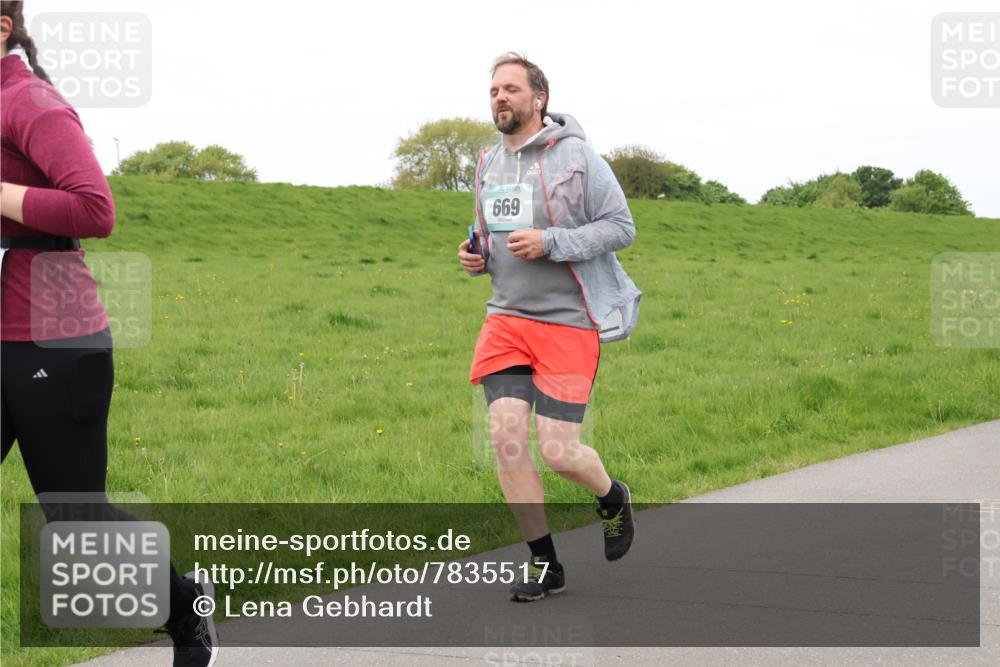 04.05.2025 - 8. Wedeler Halbmarathon Lena Gebhardt http://msf.ph/oto/7835517 04.05.2025 11:27:47 Laufen 669 meine-sportfotos.de
