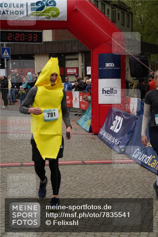04.05.2025 - 8. Wedeler Halbmarathon Felixshl http://msf.ph/oto/7835541 04.05.2025 12:20:31 Ziel 780, 781 meine-sportfotos.de