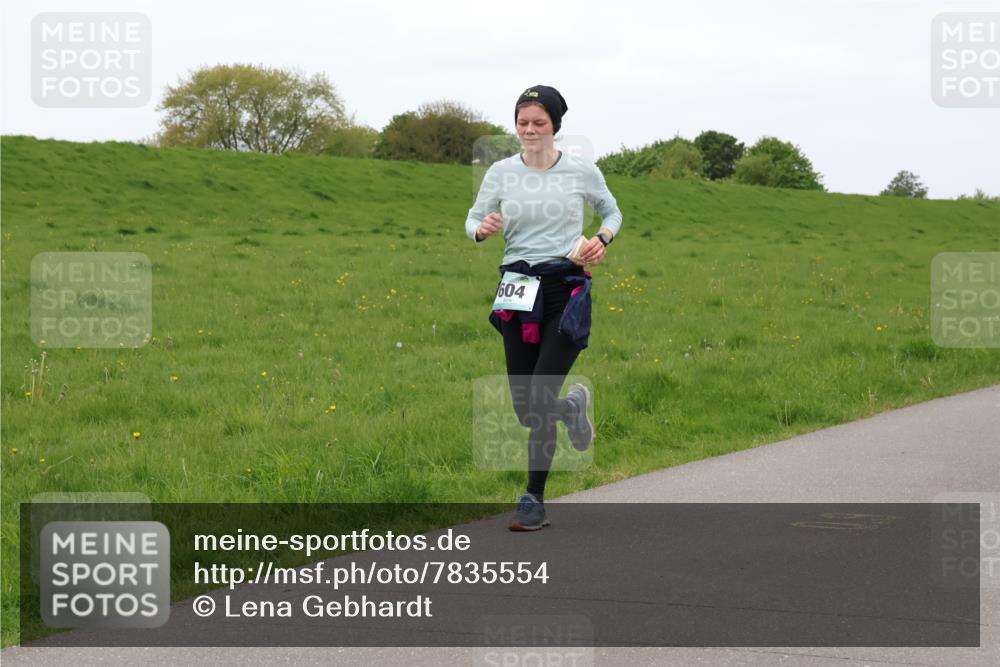 04.05.2025 - 8. Wedeler Halbmarathon Lena Gebhardt http://msf.ph/oto/7835554 04.05.2025 11:27:51 Laufen 604 meine-sportfotos.de