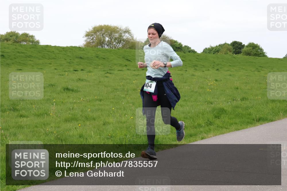 04.05.2025 - 8. Wedeler Halbmarathon Lena Gebhardt http://msf.ph/oto/7835557 04.05.2025 11:27:51 Laufen 604 meine-sportfotos.de