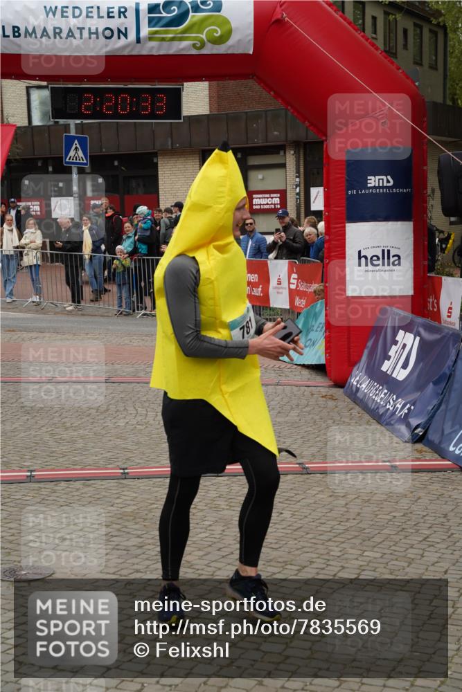 04.05.2025 - 8. Wedeler Halbmarathon Felixshl http://msf.ph/oto/7835569 04.05.2025 12:20:31 Ziel 780, 781 meine-sportfotos.de