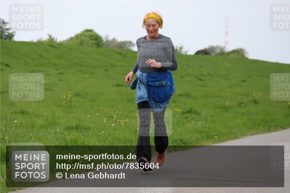 04.05.2025 - 8. Wedeler Halbmarathon Lena Gebhardt http://msf.ph/oto/7835604 04.05.2025 11:28:03 Laufen  meine-sportfotos.de