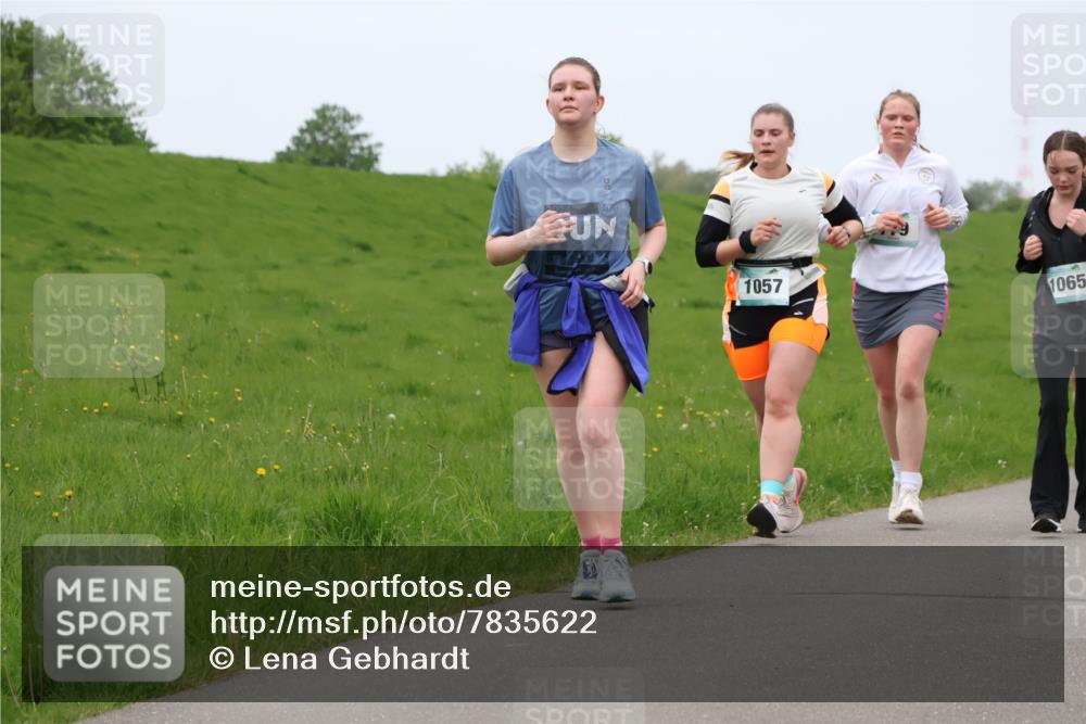 04.05.2025 - 8. Wedeler Halbmarathon Lena Gebhardt http://msf.ph/oto/7835622 04.05.2025 11:28:17 Laufen 2924, 1057, 1065 meine-sportfotos.de