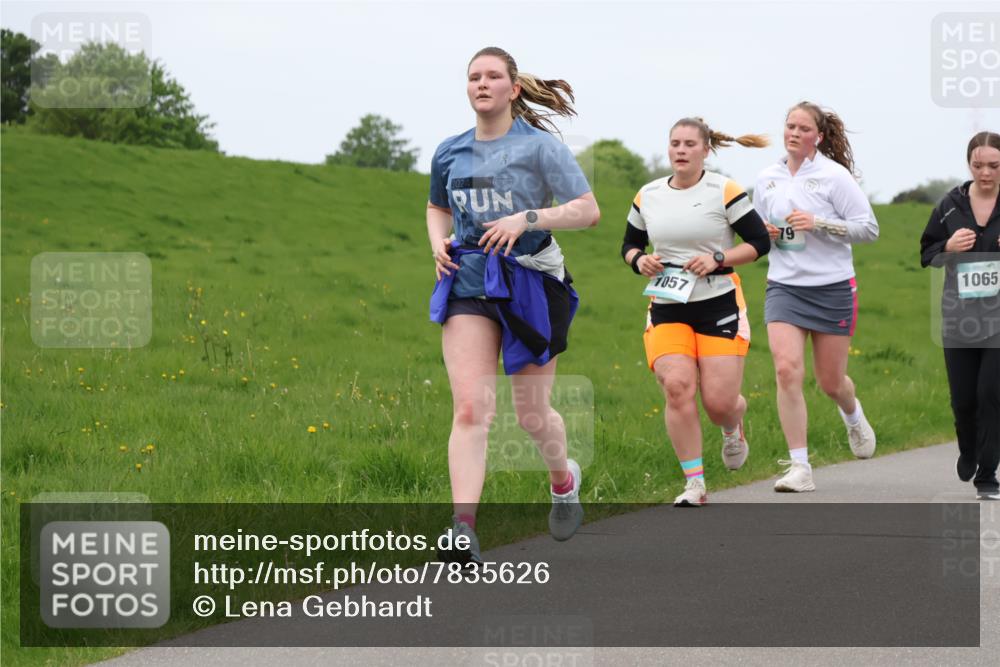 04.05.2025 - 8. Wedeler Halbmarathon Lena Gebhardt http://msf.ph/oto/7835626 04.05.2025 11:28:18 Laufen 2024, 1057, 79, 1065 meine-sportfotos.de