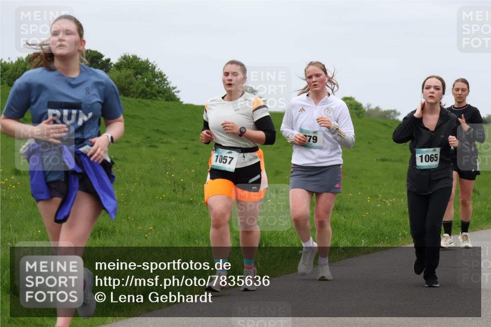 04.05.2025 - 8. Wedeler Halbmarathon Lena Gebhardt http://msf.ph/oto/7835636 04.05.2025 11:28:20 Laufen 1057, 79, 1065 meine-sportfotos.de
