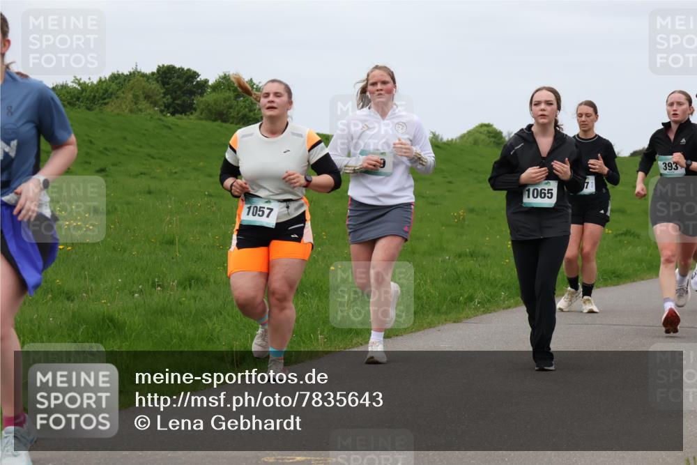 04.05.2025 - 8. Wedeler Halbmarathon Lena Gebhardt http://msf.ph/oto/7835643 04.05.2025 11:28:20 Laufen 1057, 1065, 7, 393 meine-sportfotos.de