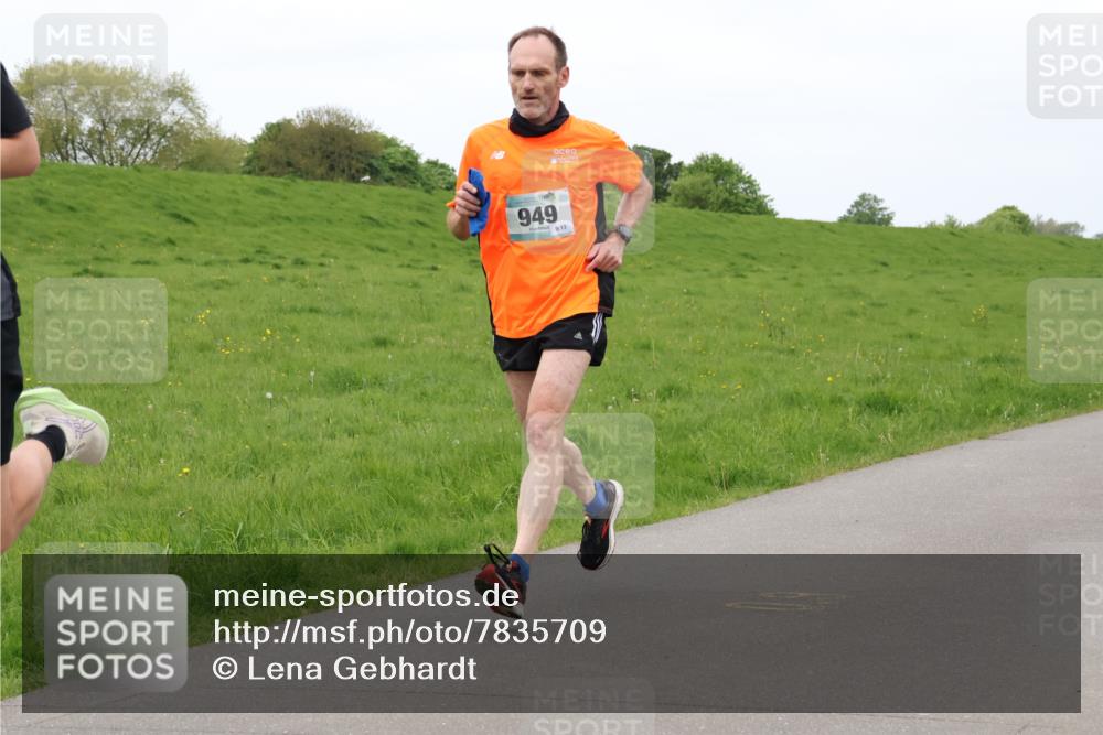 04.05.2025 - 8. Wedeler Halbmarathon Lena Gebhardt http://msf.ph/oto/7835709 04.05.2025 11:28:28 Laufen 949, 13 meine-sportfotos.de