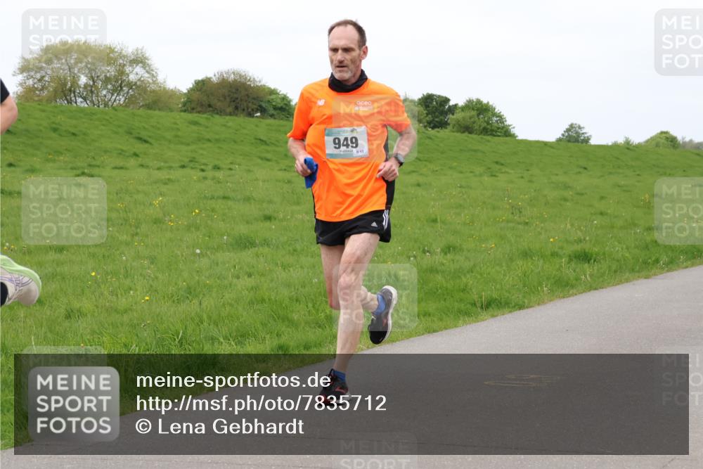 04.05.2025 - 8. Wedeler Halbmarathon Lena Gebhardt http://msf.ph/oto/7835712 04.05.2025 11:28:29 Laufen 949, 13 meine-sportfotos.de