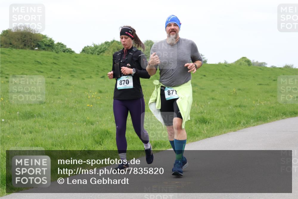 04.05.2025 - 8. Wedeler Halbmarathon Lena Gebhardt http://msf.ph/oto/7835820 04.05.2025 11:29:11 Laufen 870, 871 meine-sportfotos.de