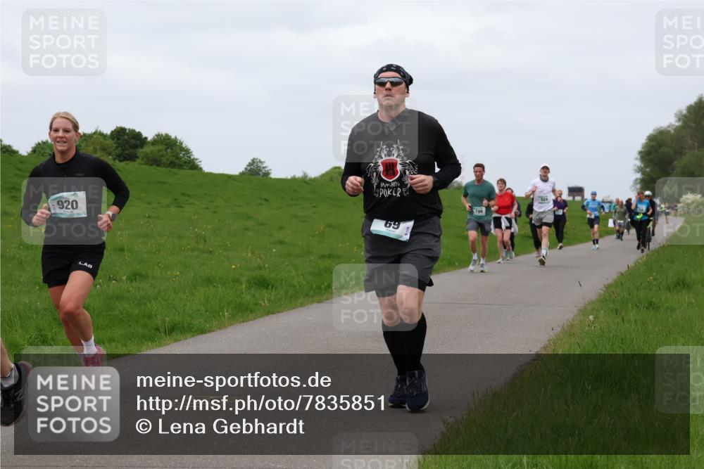 04.05.2025 - 8. Wedeler Halbmarathon Lena Gebhardt http://msf.ph/oto/7835851 04.05.2025 11:29:16 Laufen 920, 69, 199, 524 meine-sportfotos.de