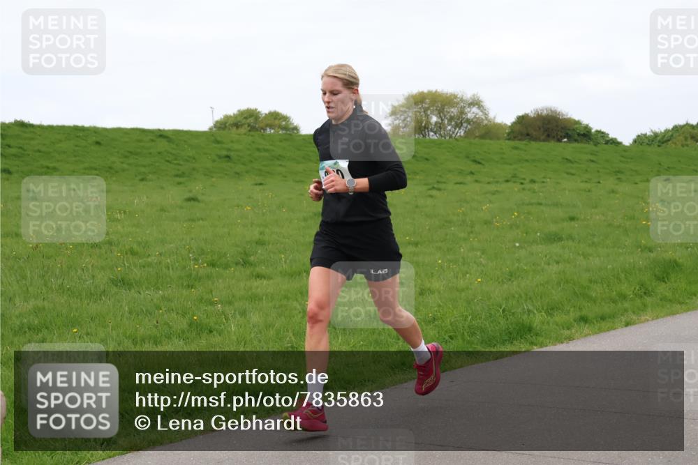 04.05.2025 - 8. Wedeler Halbmarathon Lena Gebhardt http://msf.ph/oto/7835863 04.05.2025 11:29:17 Laufen  meine-sportfotos.de