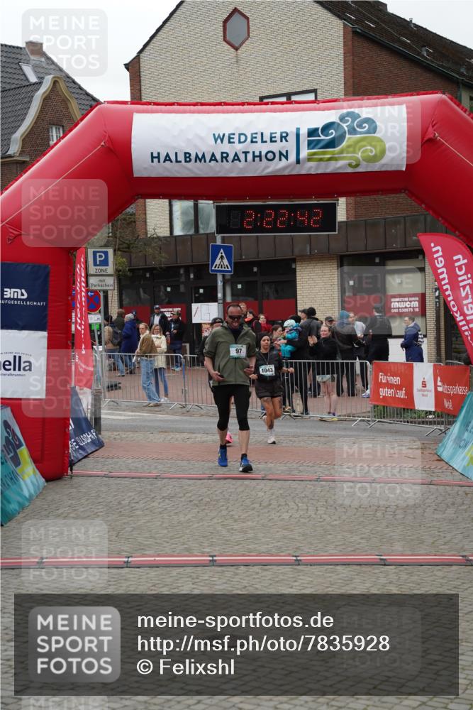 04.05.2025 - 8. Wedeler Halbmarathon Felixshl http://msf.ph/oto/7835928 04.05.2025 12:22:39 Ziel 97, 1042, 1043 meine-sportfotos.de