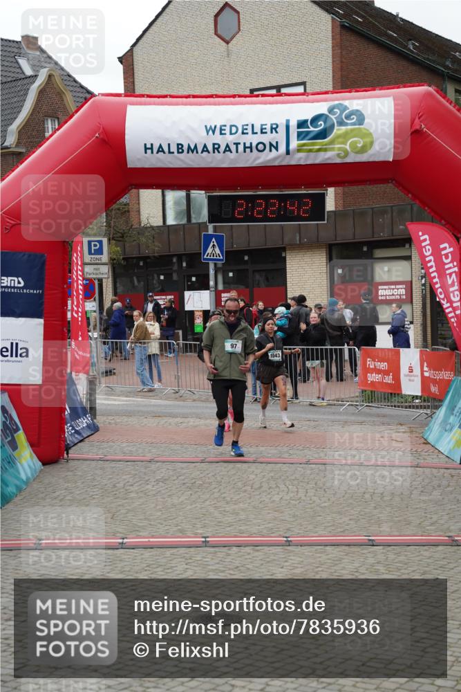 04.05.2025 - 8. Wedeler Halbmarathon Felixshl http://msf.ph/oto/7835936 04.05.2025 12:22:40 Ziel 97, 1042, 1043 meine-sportfotos.de