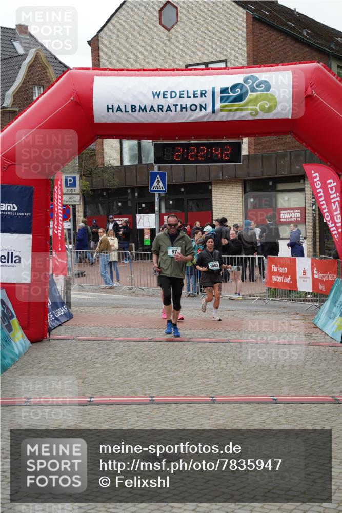 04.05.2025 - 8. Wedeler Halbmarathon Felixshl http://msf.ph/oto/7835947 04.05.2025 12:22:40 Ziel 97, 1042, 1043 meine-sportfotos.de