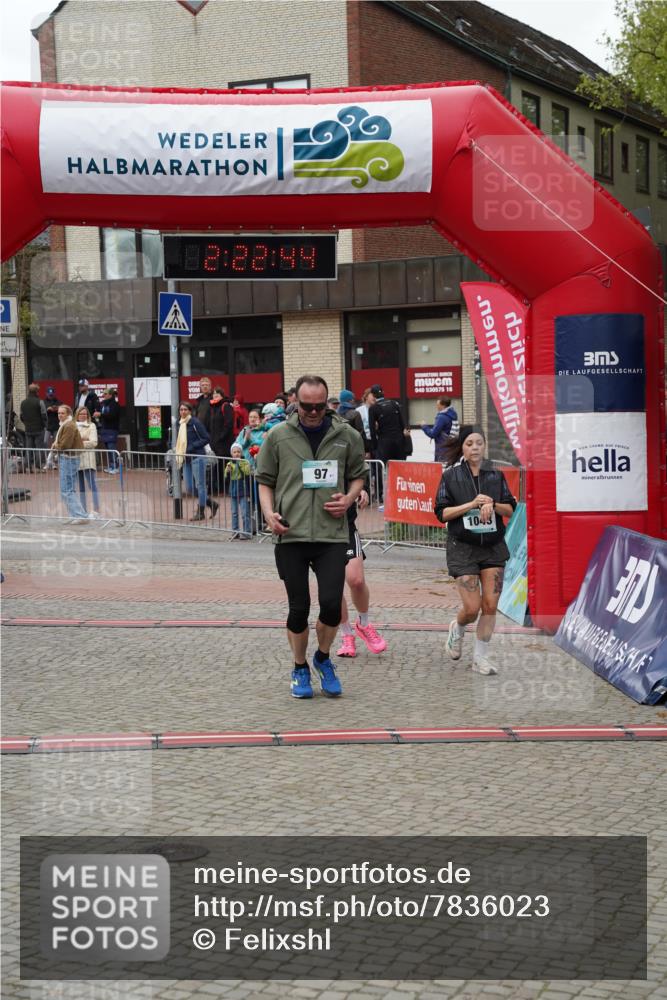 04.05.2025 - 8. Wedeler Halbmarathon Felixshl http://msf.ph/oto/7836023 04.05.2025 12:22:42 Ziel 97, 1042, 1043 meine-sportfotos.de