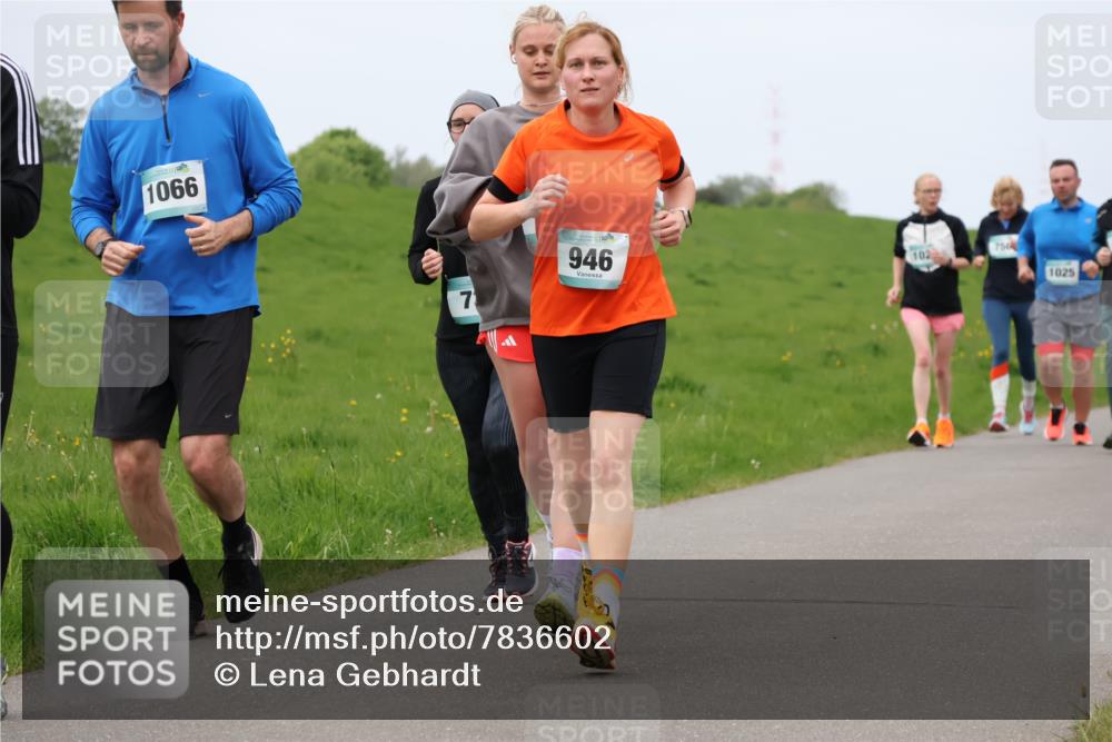 04.05.2025 - 8. Wedeler Halbmarathon Lena Gebhardt http://msf.ph/oto/7836602 04.05.2025 11:31:30 Laufen 1066, 7, 946, 102, 750, 1025 meine-sportfotos.de