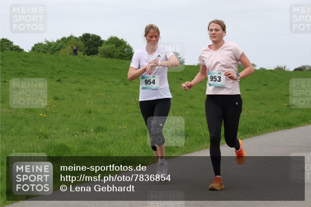 04.05.2025 - 8. Wedeler Halbmarathon Lena Gebhardt http://msf.ph/oto/7836854 04.05.2025 11:32:00 Laufen 954, 953 meine-sportfotos.de