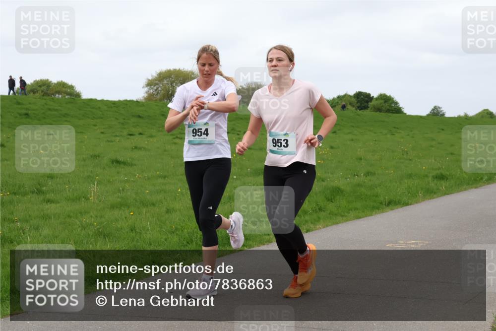 04.05.2025 - 8. Wedeler Halbmarathon Lena Gebhardt http://msf.ph/oto/7836863 04.05.2025 11:32:02 Laufen 954, 953 meine-sportfotos.de