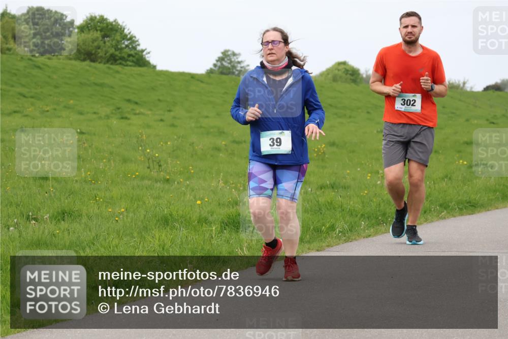 04.05.2025 - 8. Wedeler Halbmarathon Lena Gebhardt http://msf.ph/oto/7836946 04.05.2025 11:32:22 Laufen 39, 302, 102 meine-sportfotos.de