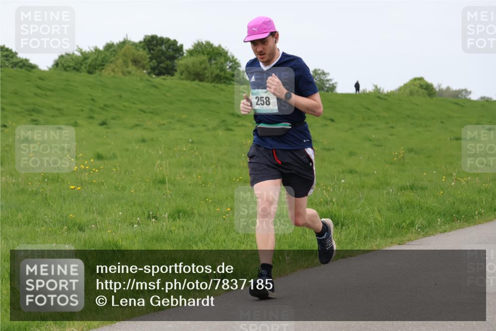 04.05.2025 - 8. Wedeler Halbmarathon Lena Gebhardt http://msf.ph/oto/7837185 04.05.2025 11:33:27 Laufen 258 meine-sportfotos.de