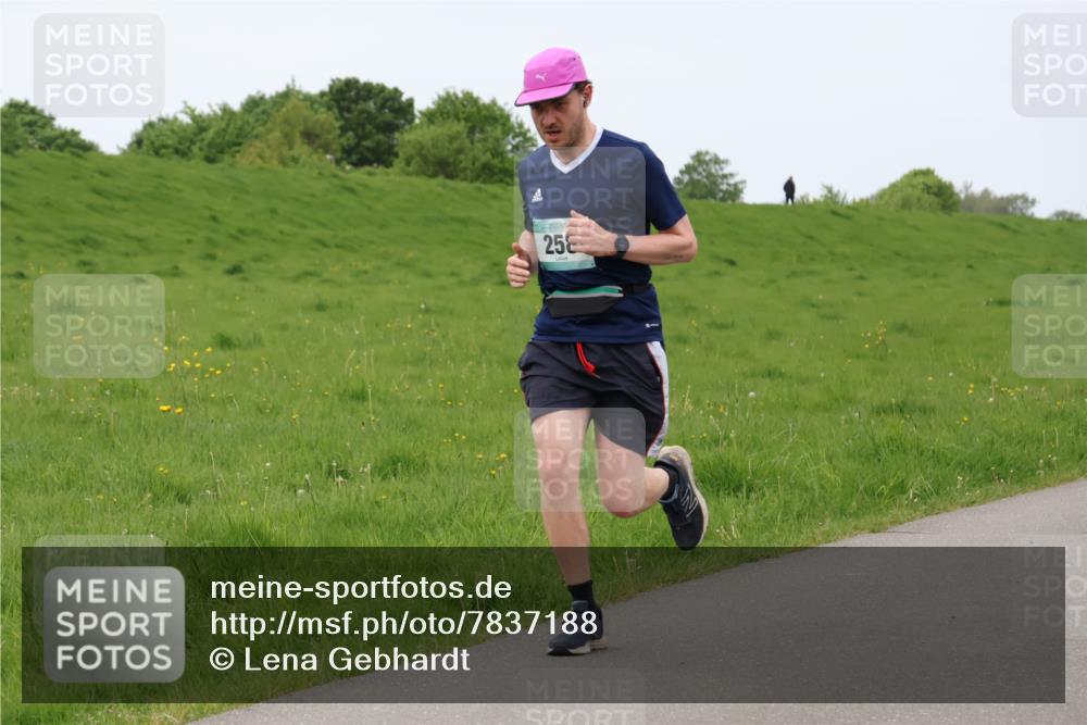 04.05.2025 - 8. Wedeler Halbmarathon Lena Gebhardt http://msf.ph/oto/7837188 04.05.2025 11:33:27 Laufen 25 meine-sportfotos.de