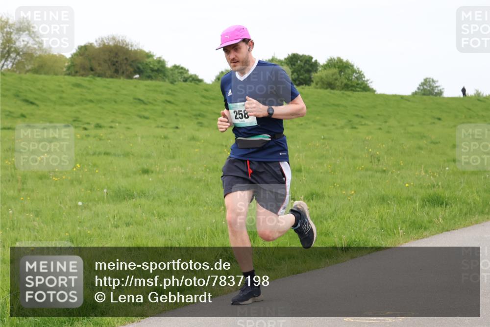 04.05.2025 - 8. Wedeler Halbmarathon Lena Gebhardt http://msf.ph/oto/7837198 04.05.2025 11:33:27 Laufen 258 meine-sportfotos.de