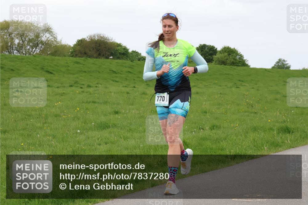 04.05.2025 - 8. Wedeler Halbmarathon Lena Gebhardt http://msf.ph/oto/7837280 04.05.2025 11:33:49 Laufen 770, 70 meine-sportfotos.de