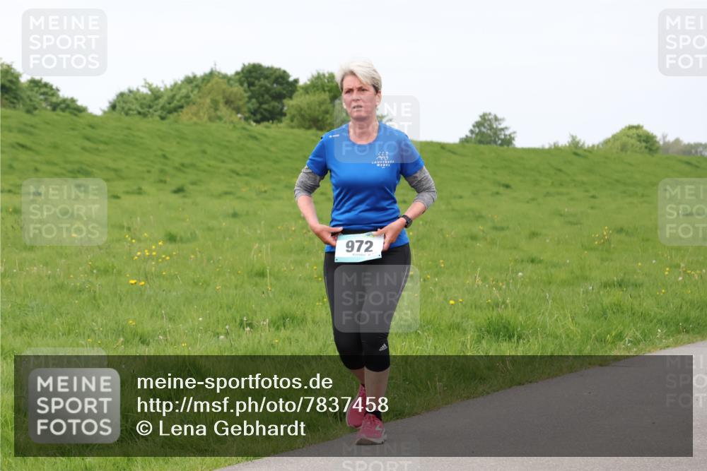 04.05.2025 - 8. Wedeler Halbmarathon Lena Gebhardt http://msf.ph/oto/7837458 04.05.2025 11:34:25 Laufen 972 meine-sportfotos.de