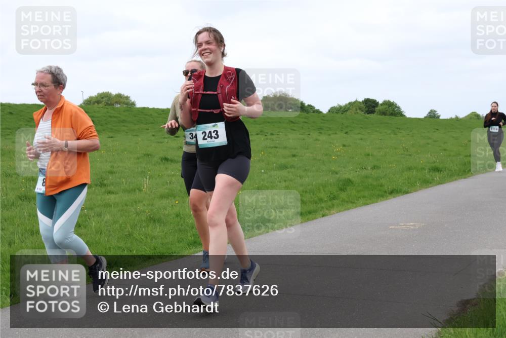 04.05.2025 - 8. Wedeler Halbmarathon Lena Gebhardt http://msf.ph/oto/7837626 04.05.2025 11:34:49 Laufen 8, 102, 34, 243, 1114 meine-sportfotos.de