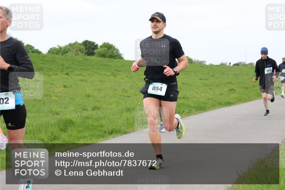 04.05.2025 - 8. Wedeler Halbmarathon Lena Gebhardt http://msf.ph/oto/7837672 04.05.2025 11:34:53 Laufen 02, 854, 1014 meine-sportfotos.de