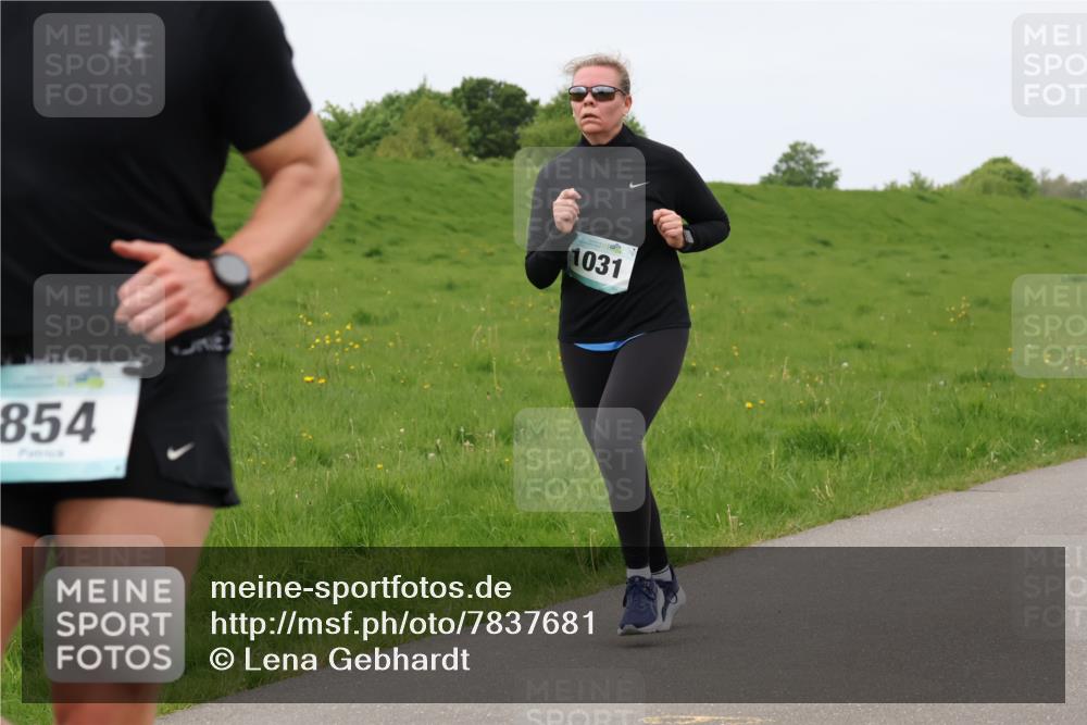 04.05.2025 - 8. Wedeler Halbmarathon Lena Gebhardt http://msf.ph/oto/7837681 04.05.2025 11:34:55 Laufen 854, 1031 meine-sportfotos.de