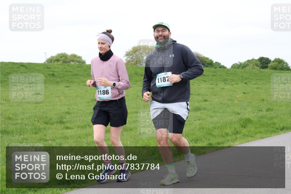 04.05.2025 - 8. Wedeler Halbmarathon Lena Gebhardt http://msf.ph/oto/7837784 04.05.2025 11:35:06 Laufen 1186, 1187 meine-sportfotos.de