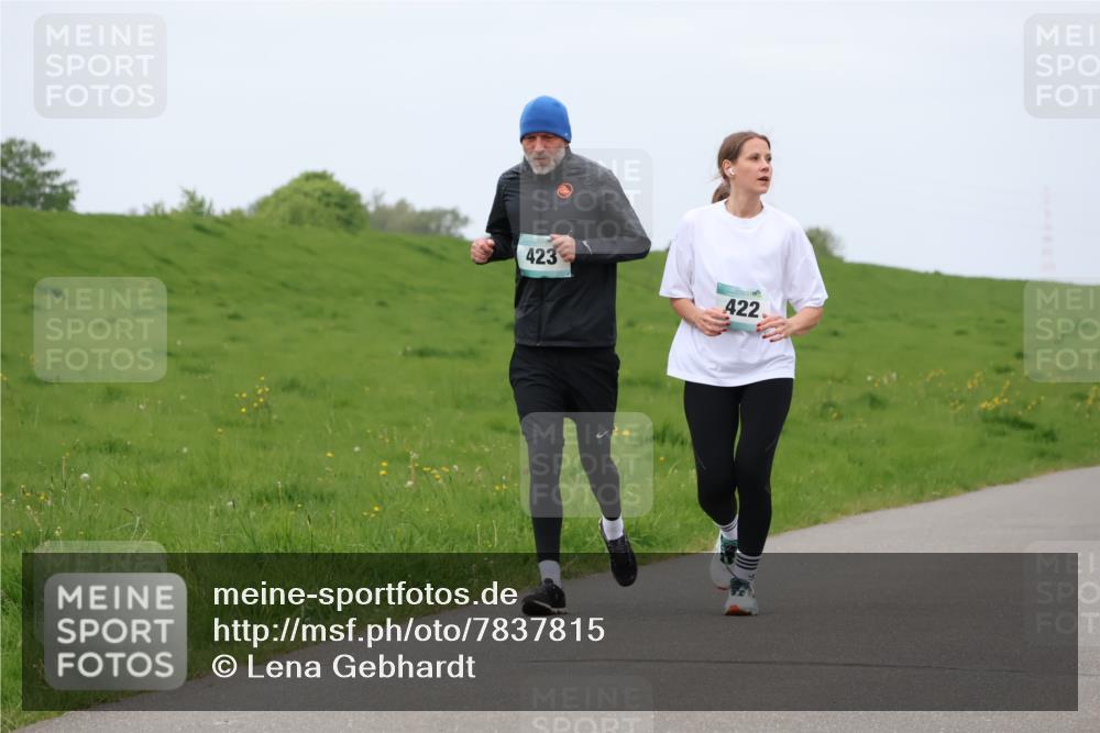 04.05.2025 - 8. Wedeler Halbmarathon Lena Gebhardt http://msf.ph/oto/7837815 04.05.2025 11:35:27 Laufen 423, 422 meine-sportfotos.de