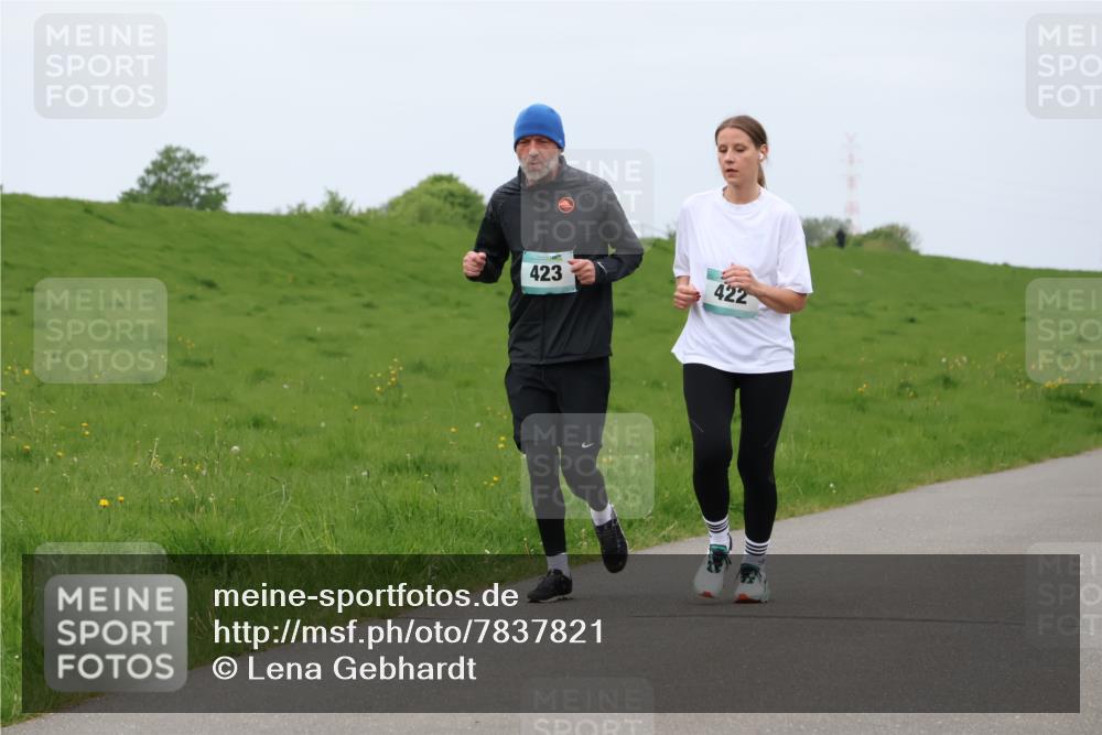 04.05.2025 - 8. Wedeler Halbmarathon Lena Gebhardt http://msf.ph/oto/7837821 04.05.2025 11:35:28 Laufen 423, 422 meine-sportfotos.de
