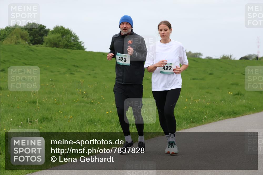 04.05.2025 - 8. Wedeler Halbmarathon Lena Gebhardt http://msf.ph/oto/7837828 04.05.2025 11:35:30 Laufen 423, 422 meine-sportfotos.de