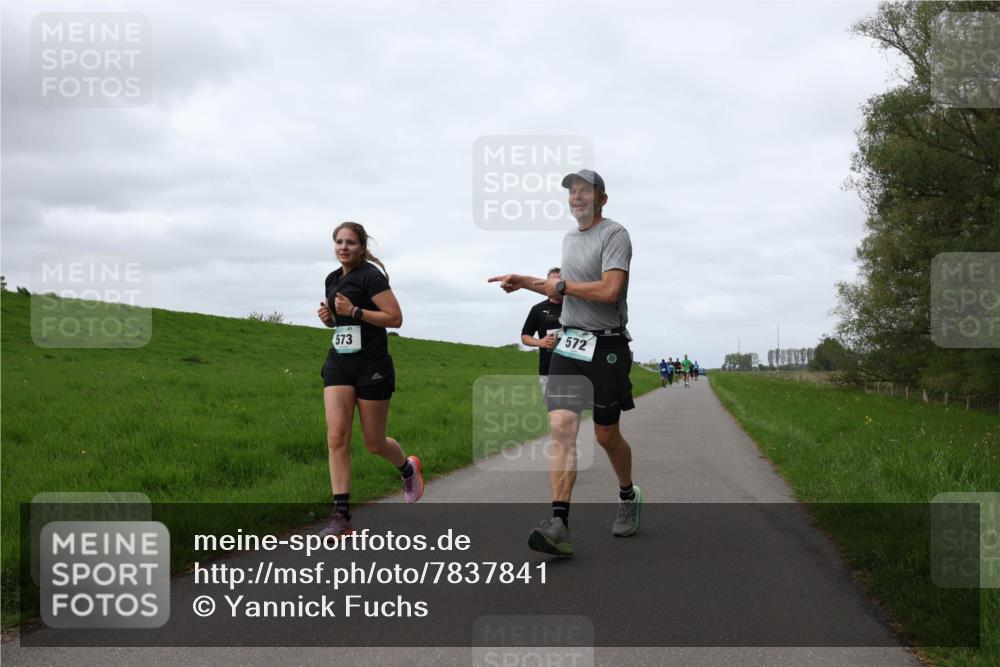 04.05.2025 - 8. Wedeler Halbmarathon Yannick Fuchs http://msf.ph/oto/7837841 04.05.2025 11:46:27 Laufen 572, 573 meine-sportfotos.de