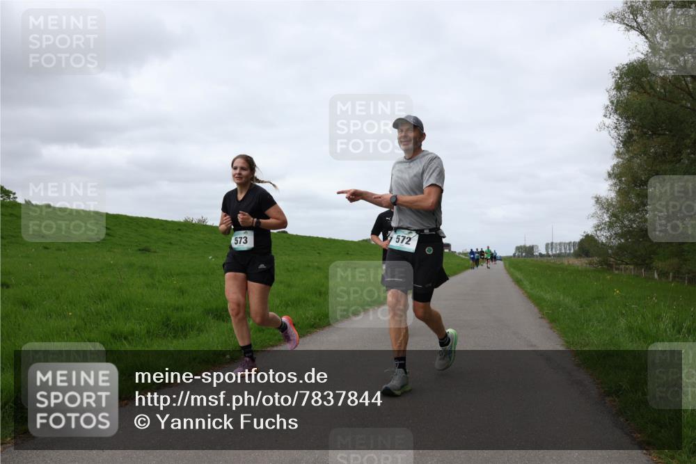 04.05.2025 - 8. Wedeler Halbmarathon Yannick Fuchs http://msf.ph/oto/7837844 04.05.2025 11:46:27 Laufen 572, 573 meine-sportfotos.de
