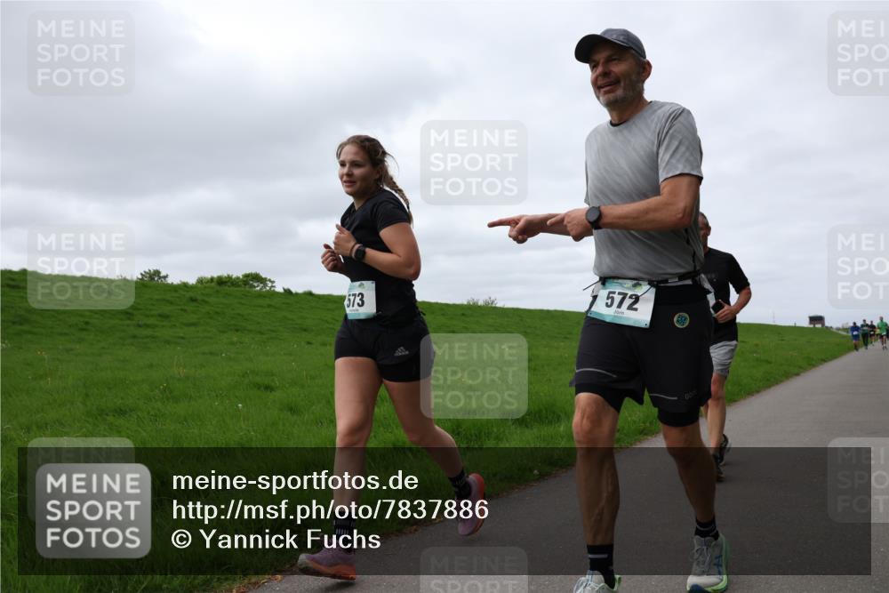 04.05.2025 - 8. Wedeler Halbmarathon Yannick Fuchs http://msf.ph/oto/7837886 04.05.2025 11:46:28 Laufen 572, 573 meine-sportfotos.de