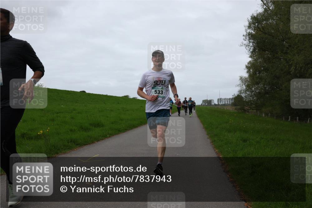 04.05.2025 - 8. Wedeler Halbmarathon Yannick Fuchs http://msf.ph/oto/7837943 04.05.2025 11:25:01 Laufen 533 meine-sportfotos.de