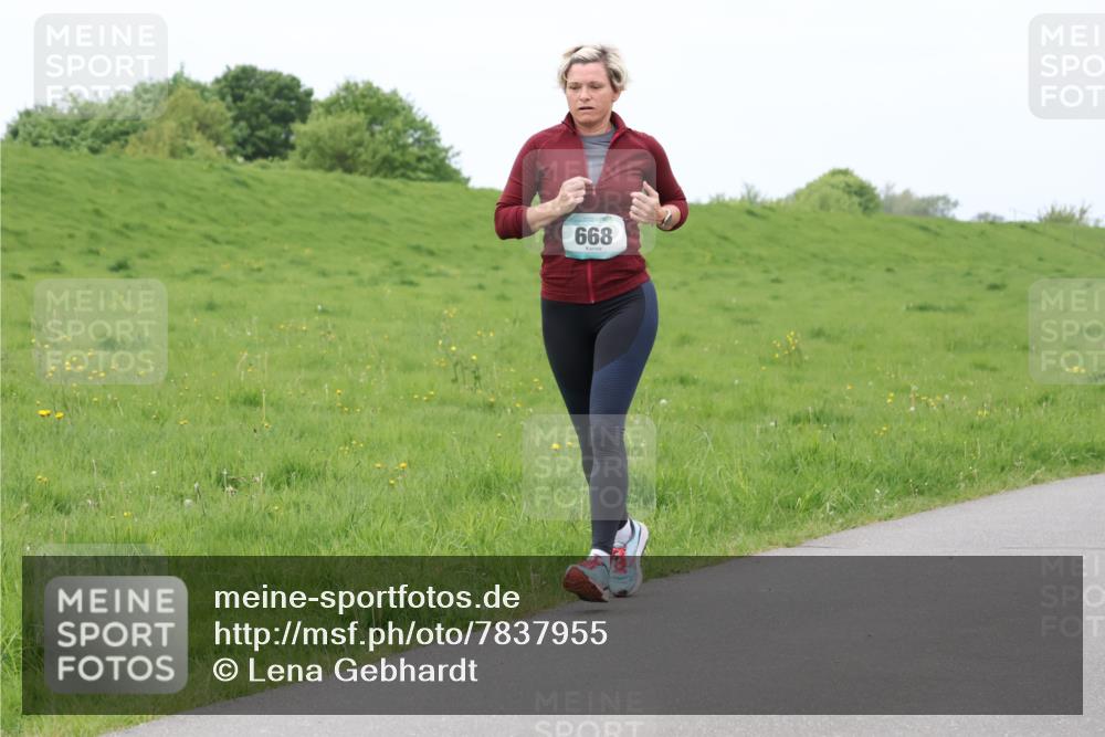 04.05.2025 - 8. Wedeler Halbmarathon Lena Gebhardt http://msf.ph/oto/7837955 04.05.2025 11:35:55 Laufen 668 meine-sportfotos.de