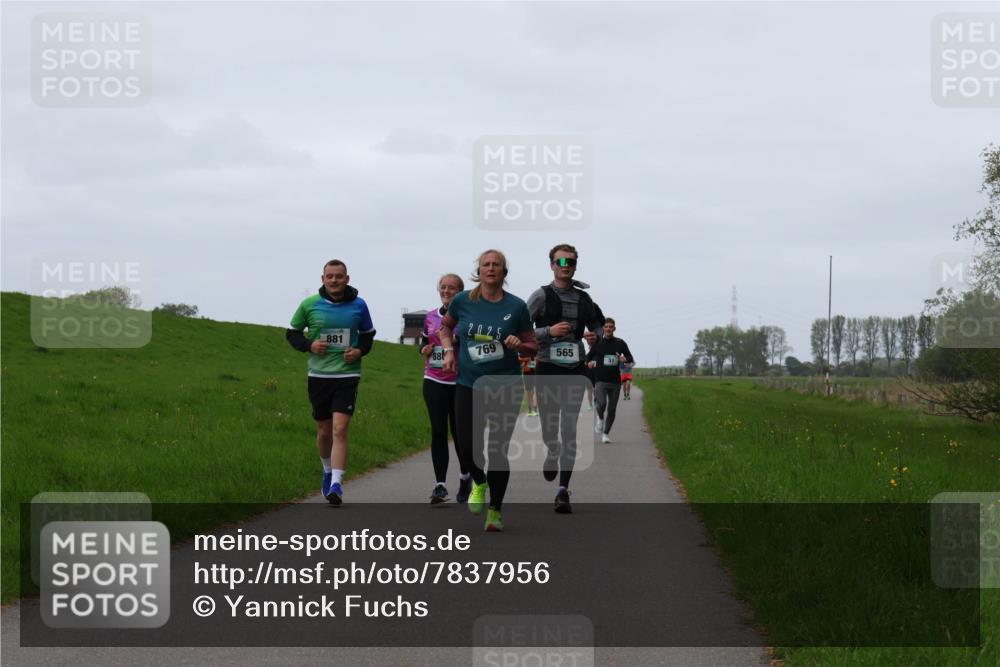04.05.2025 - 8. Wedeler Halbmarathon Yannick Fuchs http://msf.ph/oto/7837956 04.05.2025 11:25:05 Laufen 881, 88, 769, 565 meine-sportfotos.de