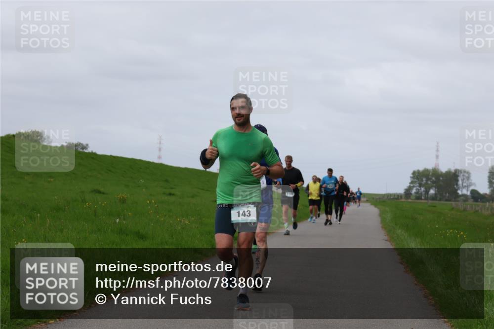 04.05.2025 - 8. Wedeler Halbmarathon Yannick Fuchs http://msf.ph/oto/7838007 04.05.2025 11:46:38 Laufen 143, 1144 meine-sportfotos.de