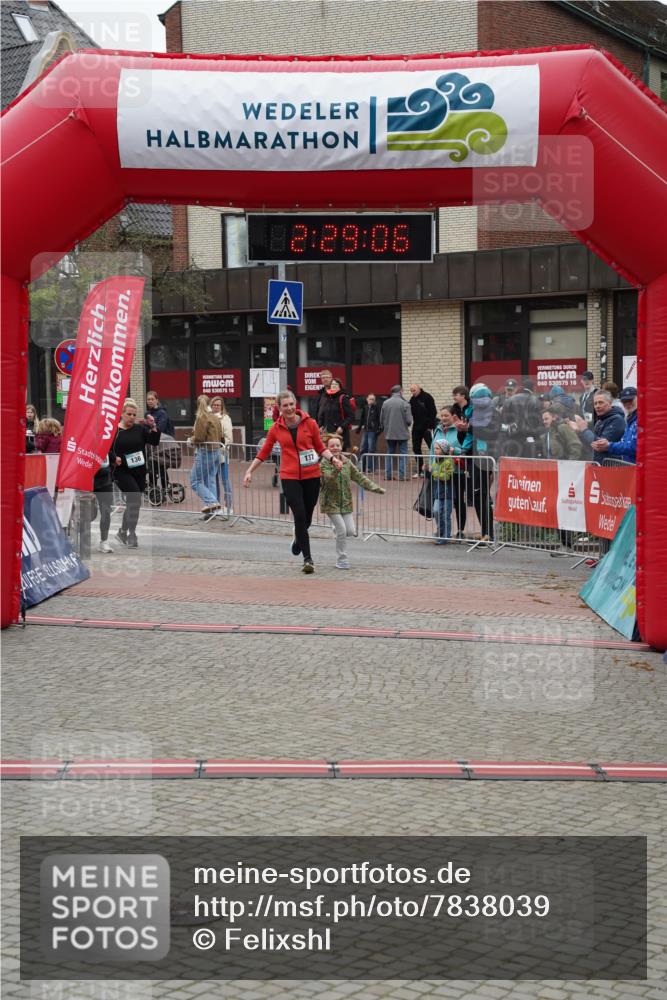 04.05.2025 - 8. Wedeler Halbmarathon Felixshl http://msf.ph/oto/7838039 04.05.2025 12:29:04 Ziel 136, 137 meine-sportfotos.de