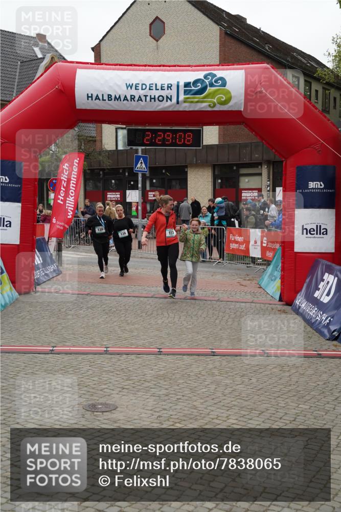 04.05.2025 - 8. Wedeler Halbmarathon Felixshl http://msf.ph/oto/7838065 04.05.2025 12:29:05 Ziel 136, 137 meine-sportfotos.de