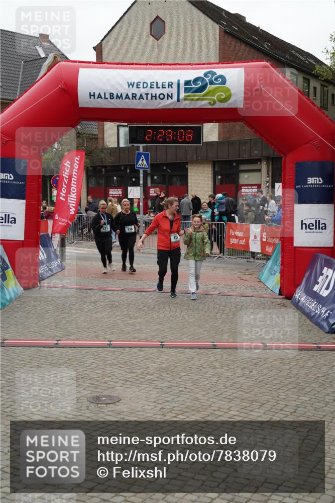 04.05.2025 - 8. Wedeler Halbmarathon Felixshl http://msf.ph/oto/7838079 04.05.2025 12:29:05 Ziel 136, 137 meine-sportfotos.de